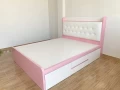 Giường gỗ MDF màu hồng 1